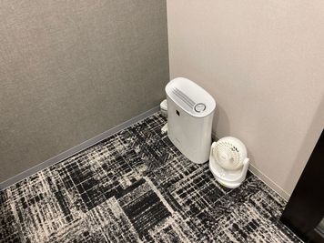 貸室内に空気清浄機設置。 - VORT SPACE(ボルトスペース)大宮　貸会議室 No.303オンライン会議室【定員2名】の設備の写真