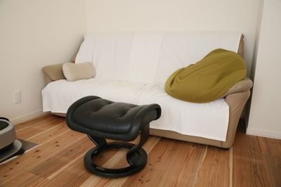 大きなソファでくつろげます - ボディサロンCuRun エステ・マッサージ・ネイル向きレンタルスペースの室内の写真