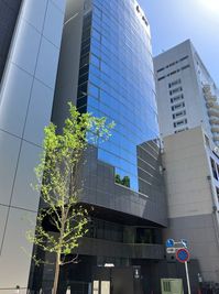 関東学院大学の隣のビル、VORT横浜関内IIIの9階にございます。 - NAP FOR WORK（ナップフォーワーク） 駅近の穴場スポット! 集中できるコワーキングスペースの外観の写真
