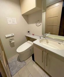 大きな鏡と清潔感のあるトイレになります - レンタル会議室Steps 後楽園の室内の写真