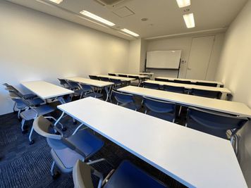 大阪会議室 梅田北新地店 Room B（セルフ設営/当日予約OK）の室内の写真