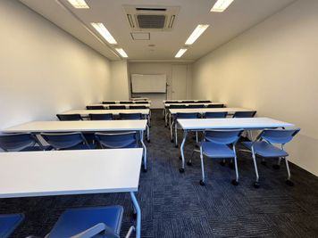 大阪会議室 梅田北新地店 Room B（セルフ設営/当日予約OK）の室内の写真