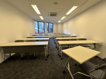 大阪会議室 梅田北新地店 Room B（セルフ設営/当日予約OK）の室内の写真