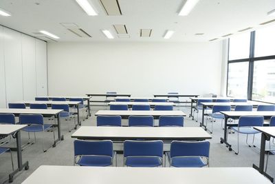 大きな窓があり解放感のあるお部屋です。会議・研修・撮影などの用途でご利用頂けます。 - ＴＮＣ放送会館