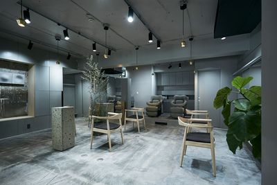 美容室スペース（カフェ側から） - MINIMAL MAAT 美容室・カフェが一体となった複合サロンでのPOPUPスペースの室内の写真