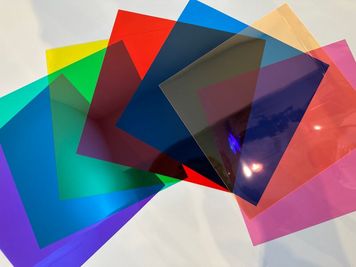 カラーフィルター
赤、黄、オレンジ、緑、紫、ピンク、水色 、紺色　各1枚 - G-studio 【スタジオ メンテナンス中】白ホリゾント スタジオの設備の写真