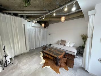 抜きの天井高、2、7m、白壁×グレーモルタル風タイル床の抜け感のあるスタジオ向きの空間 - 麻布十番のレンタルスペース８（hachi)の室内の写真