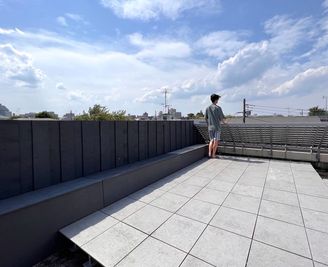 屋上sunset deckは空抜けし、見晴らしが良く、バックに夕日が沈みます。 - アトリエ阿佐ヶ谷 アトリエ阿佐ヶ谷"Atelier Asagaya" 撮影スタジオの室内の写真