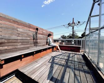 屋上のshower deckは床壁ベンチ全て木製で、東側の新宿の高層ビル群が背後に見えます。 - アトリエ阿佐ヶ谷 アトリエ阿佐ヶ谷"Atelier Asagaya" 撮影スタジオの室内の写真
