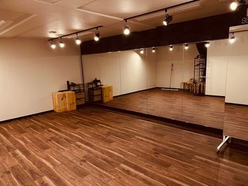 レンタルスタジオswamp 西新宿　ダンスができるレンタルスタジオの室内写真 - レンタルスタジオswamp西新宿 ダンスができるレンタルスタジオの室内の写真