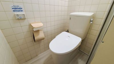 新品トイレでウォシュレット付きです - SalonIrodori新宿御苑 レンタルサロンIrodori新宿御苑の室内の写真