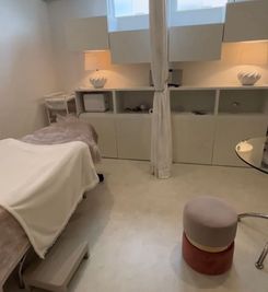 少し広い中部屋もございます。 - エステスタジオ　ナチュラン ⌇レンタルサロン　高岡市⌇ エステサロン  Naturun内の室内の写真