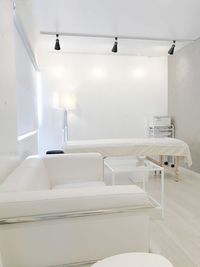 施術用ベッドと2人掛けソファ、ロールスクリーンを開けると自然光の取込みが可能です - レンタルサロンaMieu麻布十番 aMieu麻布十番/Blanc(白)の室内の写真