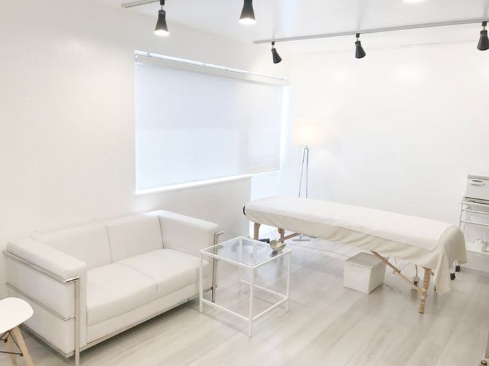 白基調の明るいスペースは、ベッドを使った施術や各種レッスンにも人気です。 - レンタルサロンaMieu麻布十番 aMieu麻布十番/Blanc(白)の室内の写真