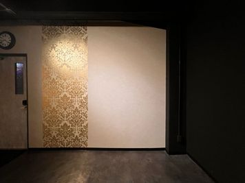 背景白バックで撮影したい場合。海外輸入壁紙金箔仕様です - RENTAL STUDIO　HAQRYU 多目的スタジオの室内の写真