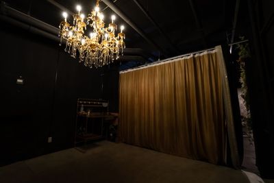 スタジオと更衣室の間はゴールドカーテンで仕切られています。 - RENTAL STUDIO　HAQRYU 多目的スタジオの室内の写真