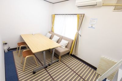 青いスツールは使用しないときはたたんでコンパクトに収納できます。
※壁に立てかけてあるか、ソファの下に収納しています。 - 水道橋さいてん ⭐️会議室さいてん水道橋⭐️の室内の写真