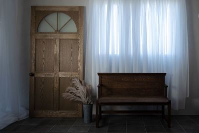 チャペルチェアが神聖な雰囲気
飾りドアは移動可能 - ブランシェリュ_スタジオ レンタルフォトスタジオ　ブランシェリュの設備の写真