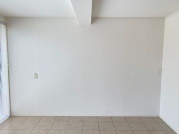 白い壁紙なので使い方によっては撮影に適しています✳︎ - 新庄レンタルスペース 防音レンタルスペースの室内の写真