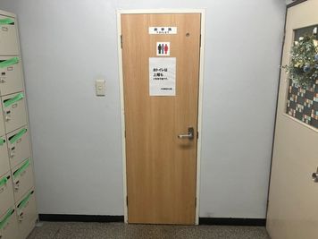 部屋の向かいに共用トイレがあります。 - レンタルサロン ベータ名古屋駅のその他の写真