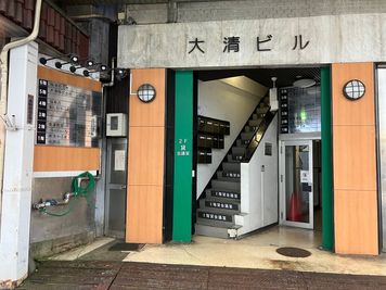 ビル入口です。階段かエレベーターであがっていただけます。二階に部屋がございます。 - レンタルサロン ベータ名古屋駅の外観の写真