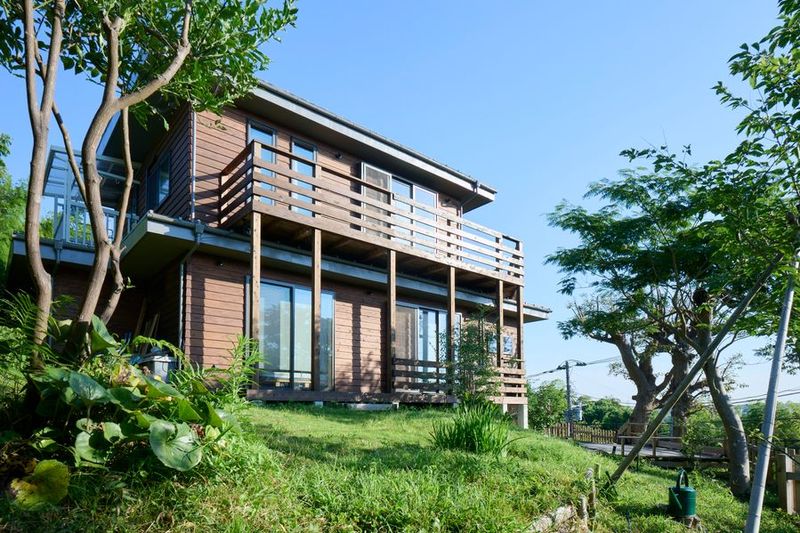 3面採光の明るい広々キッチン・ダイニングスペース - michikake studio