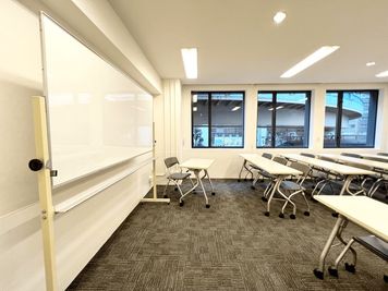 大阪会議室 梅田北新地店 Room C（セルフ設営/当日予約OK）の室内の写真