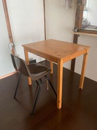 1人掛けのテーブルと椅子 - レンタルスペース　リリーハウス フローリング部屋の設備の写真