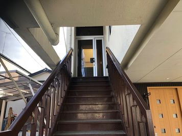 建物の左側にある階段を上って3階となります。 - スタジオナカジョウ クリエイターズ・スタジオの入口の写真