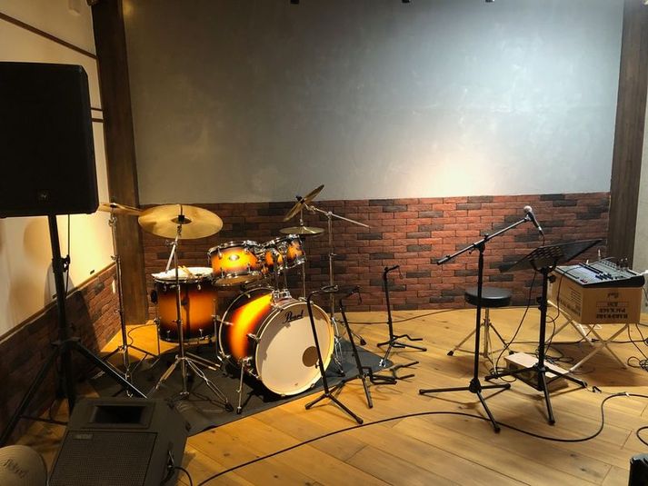 ドラム、デジタルミキサ―、アンプ、マイク、スピーカーEV、キーボード等完備 - スタジオナカジョウ クリエイターズ・スタジオの室内の写真