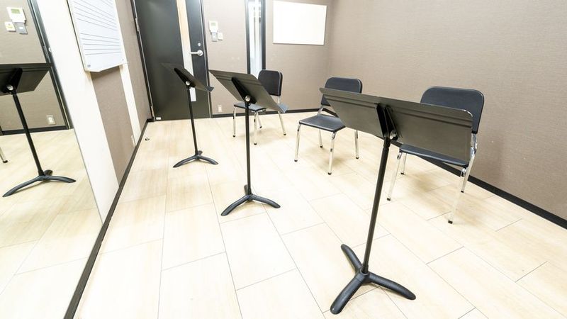 内観１ - ミュージックアベニュー名駅 管弦打楽器防音部屋 M5番教室の室内の写真