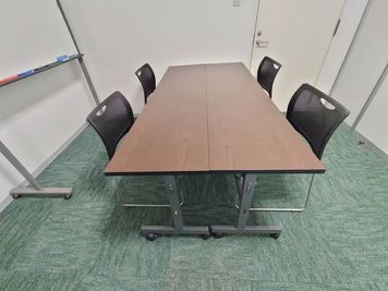 対面形式（2名×2） - 貸会議室 INISHIE ミーティングルームの室内の写真