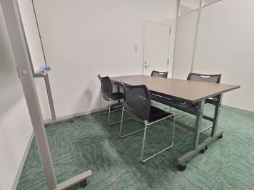 ホワイトボード常設 - 貸会議室 INISHIE ミーティングルームの設備の写真