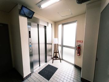 モニター付きエレベーターがございます。 - 会議室オアシス新大阪 新大阪駅徒歩2分★全設備無料★ニューオープンの入口の写真