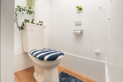 室内に男女共用トイレがあり、音姫もご用意しております。 - 貸会議室【ポートスペース関内】 【PORTSPACEポートスペース関内203】の設備の写真