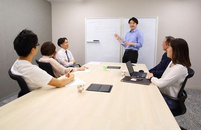 会議以外にも講座、セミナー等での使用も可能です。 - relark大宮　貸し会議室 No.101大会議室【固定式机タイプ】の室内の写真