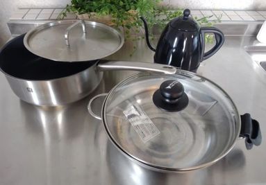 深型鍋はフライパンとしてもご利用いただけます。 - エクセルシオールスペース南池袋店 ✨ゴミ捨て無料✨コンクリート打ちっ放し|女子会・パーティー🍷の室内の写真