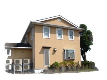 無料駐車場は建物横に10台分＋第2駐車場もございます。 - 女性スタッフ常駐施設【コラボモール】運営元(一社)スリーアクト ホール北ルーム(北側12帖)の外観の写真