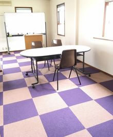 ホワイトボードや司会台も完備。広々とご利用頂けます。 - 女性スタッフ常駐施設【コラボモール】運営元(一社)スリーアクト ホール北ルーム(北側12帖)の室内の写真