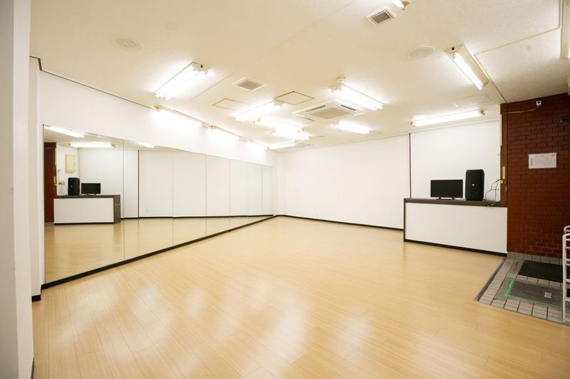 ７ｍの大型ミラー設置しています - 和らぼ長田スタジオ 音楽と踊りの練習に最適！長田駅徒歩１分の室内の写真