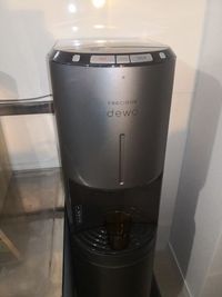 ウォーターサーバー（温水・冷水）と耐熱ガラスカップです。 - あくびのすき間　東梅田店 🚩大型サイズの低反発施術ベッドがあるサロンですの設備の写真