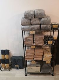 スリッパ、折りたたみ荷物置き、フリースブランケット、タオル類（レンタル有料）、使い捨てインナー（有料）等です。 - あくびのすき間　東梅田店 🚩大型サイズの低反発施術ベッドがあるサロンですの設備の写真