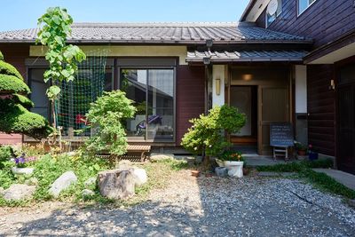平家部分がレンタルスペース  - 古民家メルドル/貸切パーティ・撮影・ライブ配信・会議・アート 古民家レンタルスペース ・サロン・撮影・貸し会議室・イベントの入口の写真