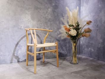 大漆黒壁は、お好みの椅子を組み合わせてお使いください - 東銀座スタジオ 《東銀座スタジオ》の設備の写真