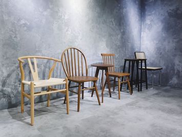 大漆黒壁は、様々なタイプの椅子を組み合わせてお使いください - 東銀座スタジオ 《東銀座スタジオ》の設備の写真