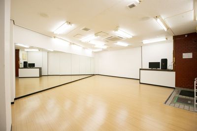 ７ｍの大型ミラー設置しています - 和らぼ長田スタジオ 音楽と踊りの練習に最適！長田駅徒歩１分の室内の写真