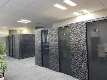 個室ブースの外観です。 - レンタルオフィス「eービジネスセンター」 個人ブース②の室内の写真