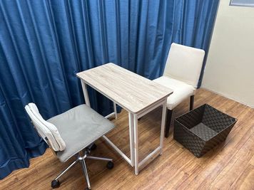 カウンセリングやネイルもできるテーブルと椅子を完備 - minoriba_南草津駅店 レンタルサロンの設備の写真