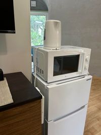 冷蔵庫、電子レンジ、電気ポット - 糸島ドームハウスの室内の写真