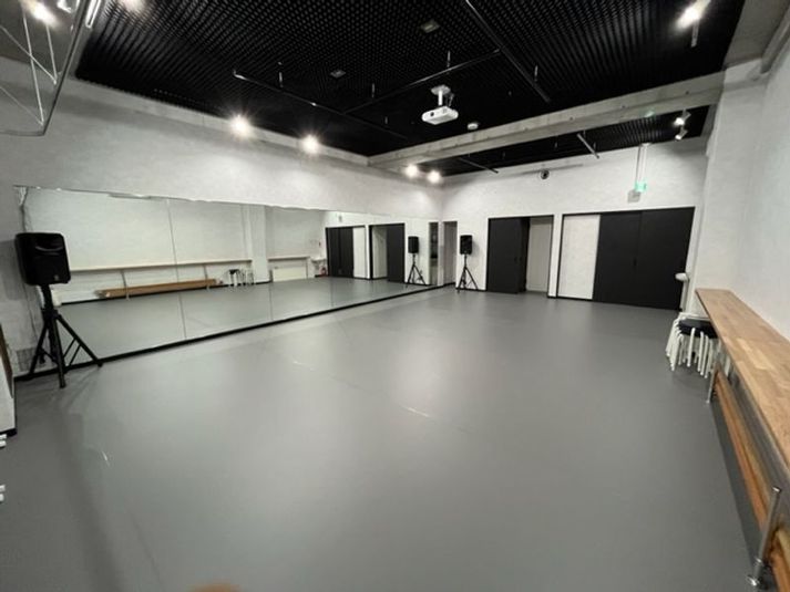 【STUDIO ROOM】ヨガやダンスのレッスンや練習はもちろん、イベントに使える豪華な設備が魅力です。 - 中延・旗の台 Tiara レンタルスタジオ【STUDIO TIARA】の室内の写真